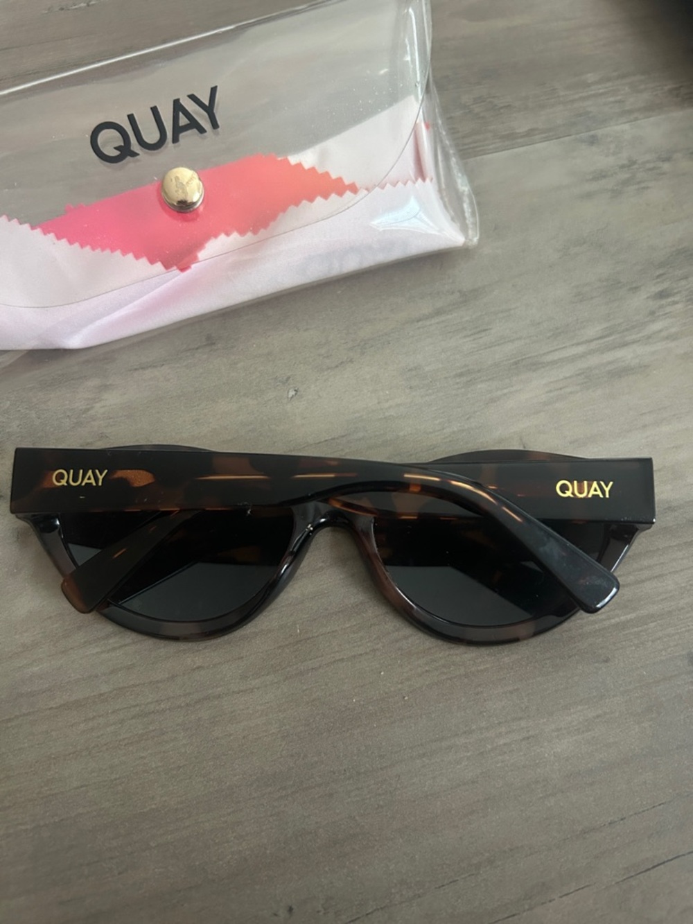 Quay Australia Tortoiseshell Frame Sunglasses Totally Buggin - Picture 2 of 2